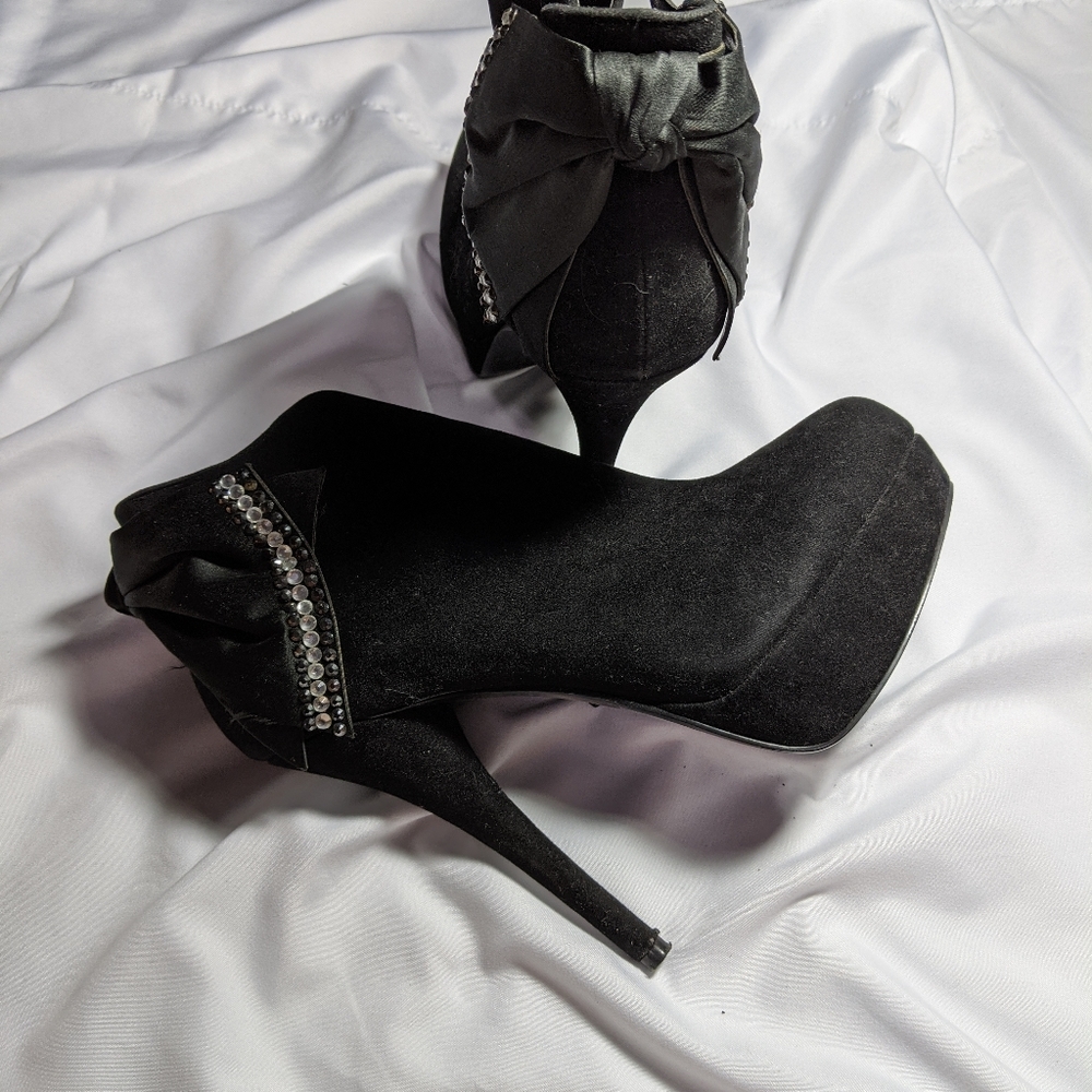 Baker's large bow black heal boots